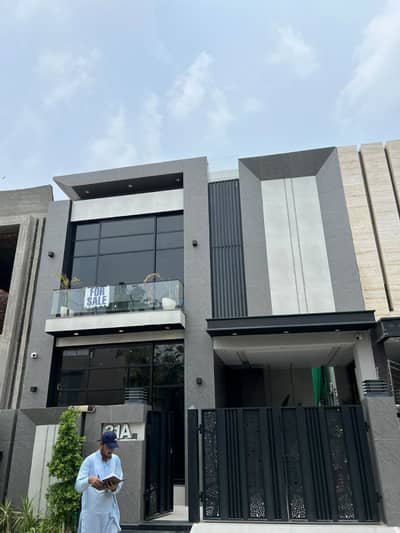 5 MARLA ELEGANT AND FULLY MAINTAINED SUPER HOT LOCATED BUNGALOW IS AVAILABLE IN THE BEST BLOCK OF DHA LAHORE.
