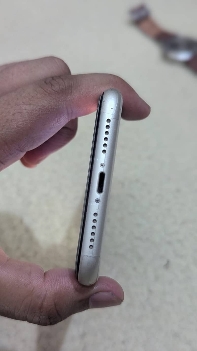 Apple iPhone 11 4