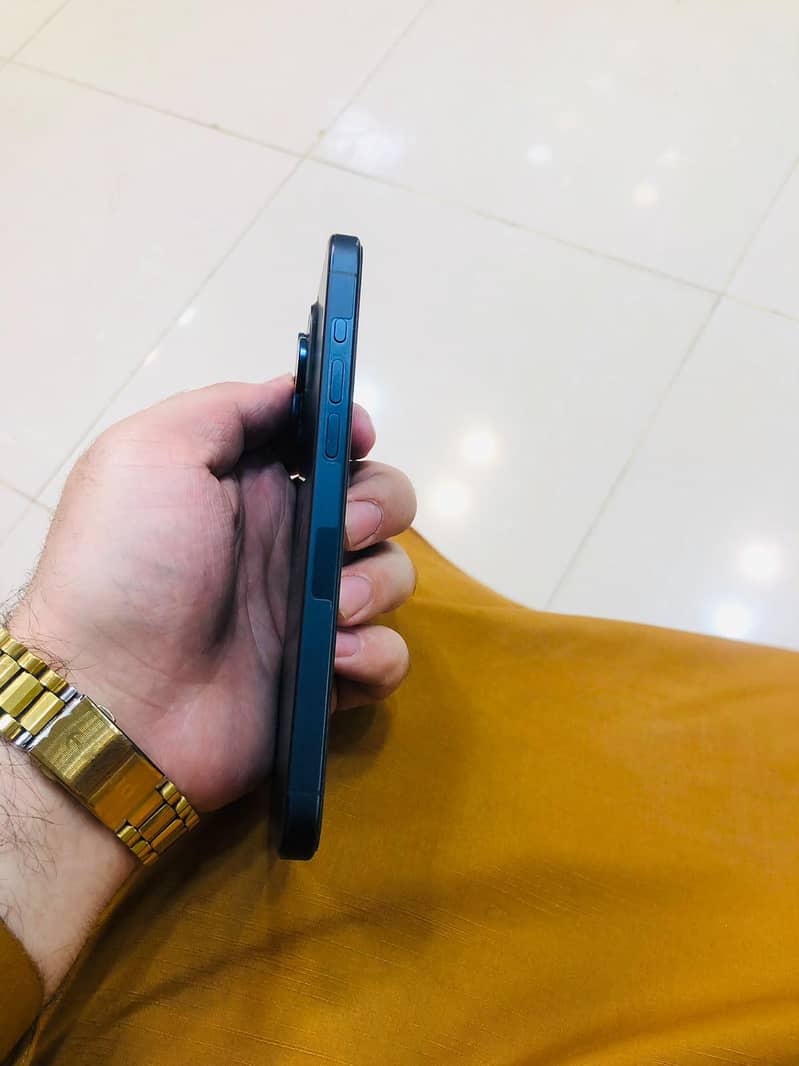 Apple iPhone 15 Pro Max 3
