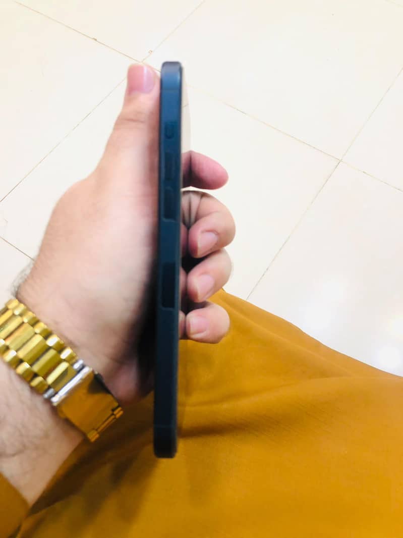 Apple iPhone 15 Pro Max 4