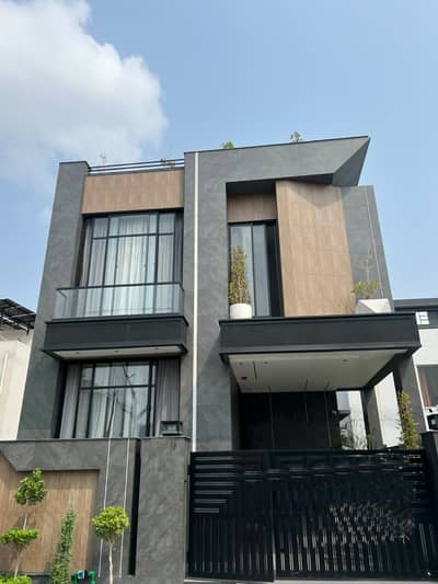 5 MARLA ELEGANT AND FULLY MAINTAINED SUPER HOT LOCATED BUNGALOW IS AVAILABLE IN THE BEST BLOCK OF DHA LAHORE.