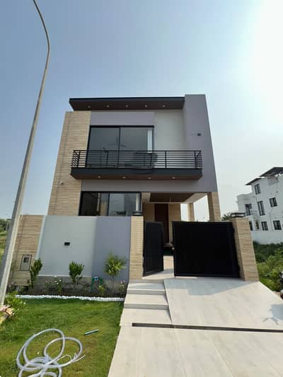 5 MARLA ELEGANT AND FULLY MAINTAINED SUPER HOT LOCATED BUNGALOW IS AVAILABLE IN THE BEST BLOCK OF DHA LAHORE.
