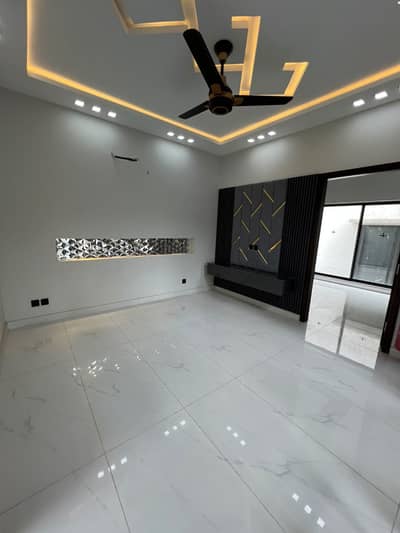 5 MARLA ELEGANT AND FULLY MAINTAINED SUPER HOT LOCATED BUNGALOW IS AVAILABLE IN THE BEST BLOCK OF DHA LAHORE.