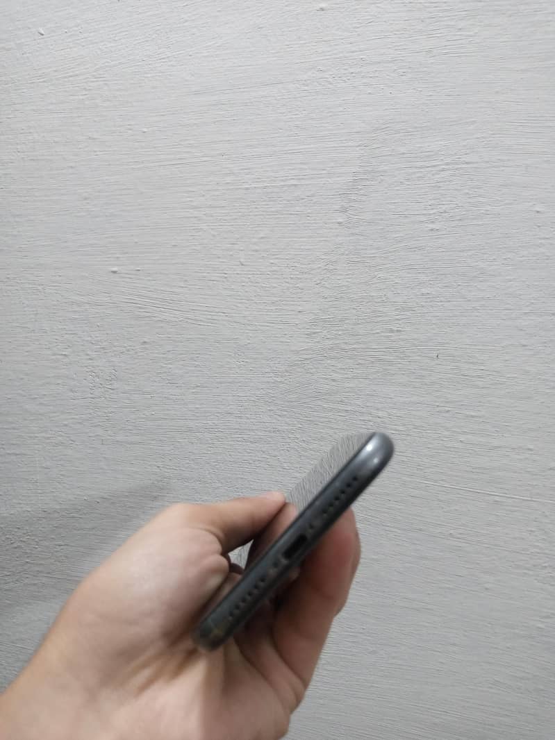 Apple iPhone 11 4