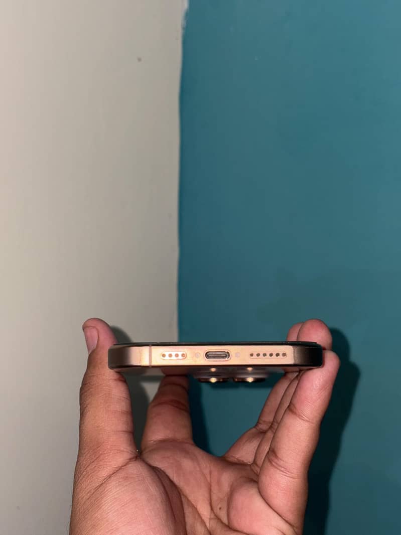 Apple iPhone 16 Pro Max 3