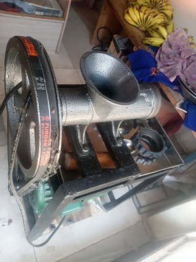 Qeema karnay wali machine