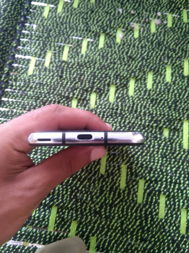 Sharp Aquos R2 1