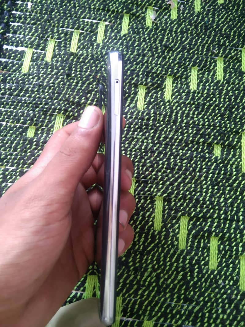 Sharp Aquos R2 4