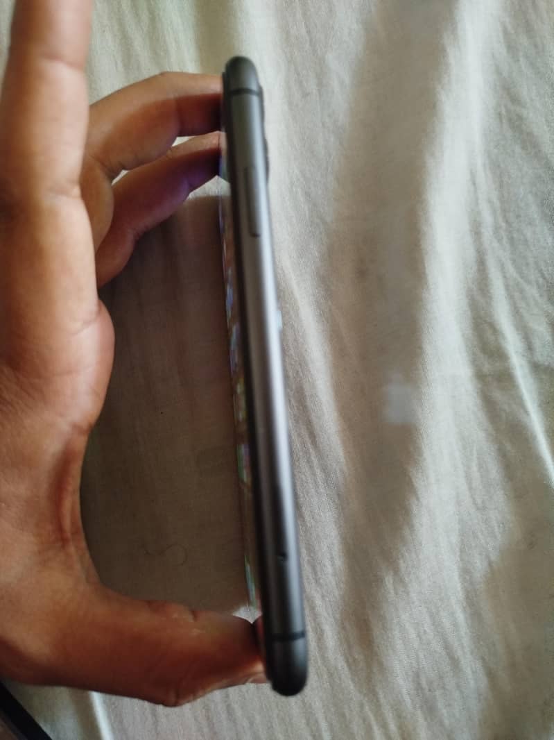 Apple iPhone 11 4