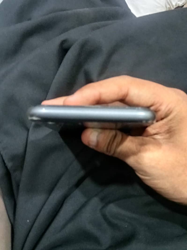 Apple iPhone 11 3
