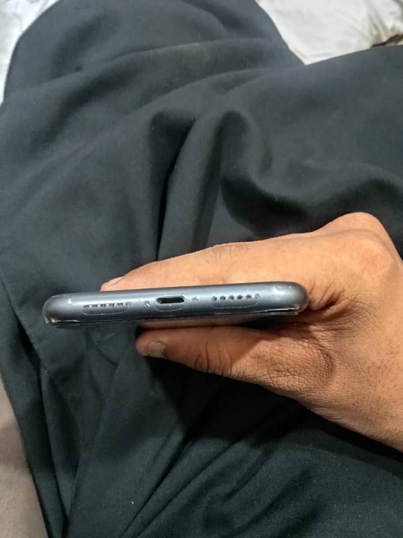 Apple iPhone 11 4