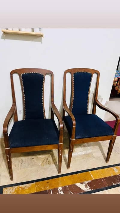 2 chair in good condition 03132942409