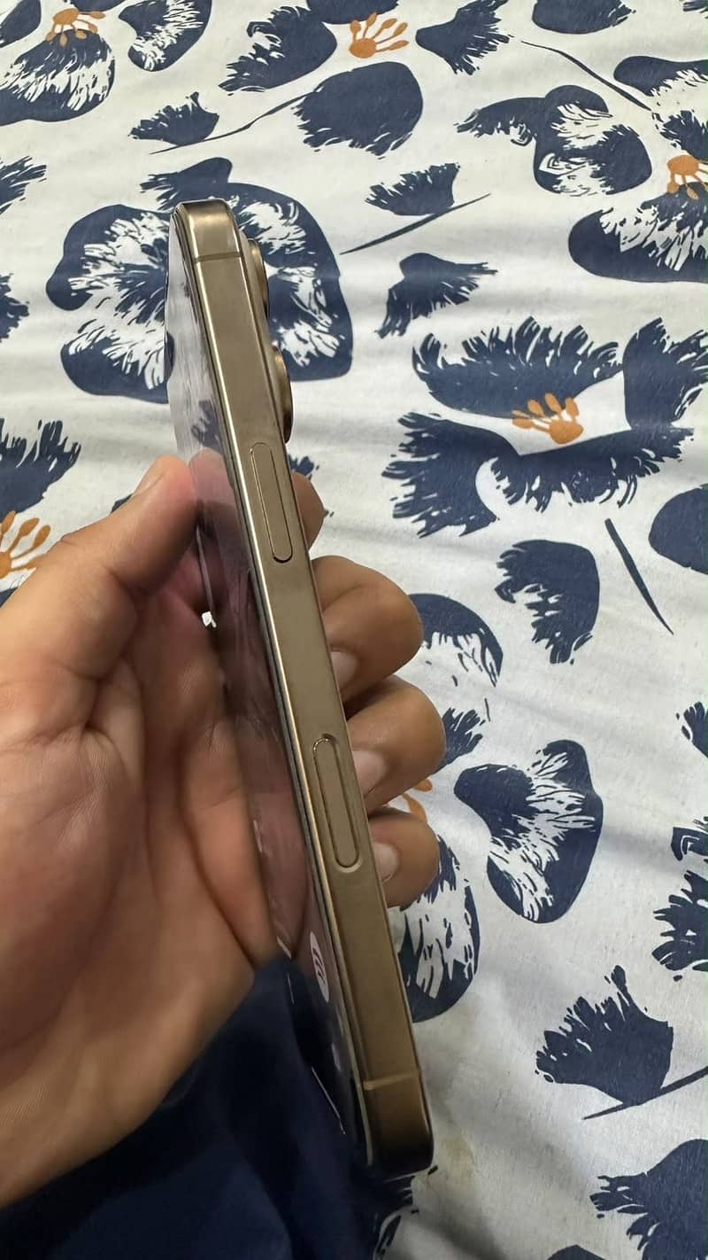 Apple iPhone 16 Pro 1