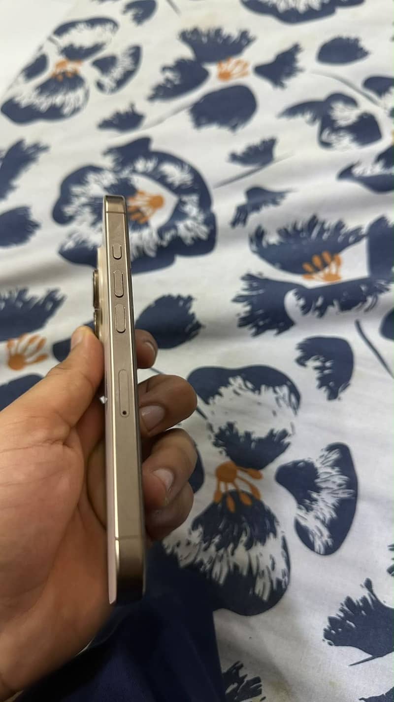 Apple iPhone 16 Pro 2