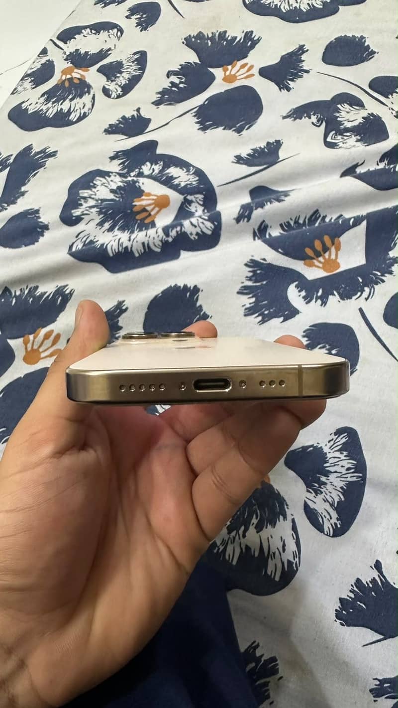 Apple iPhone 16 Pro 3