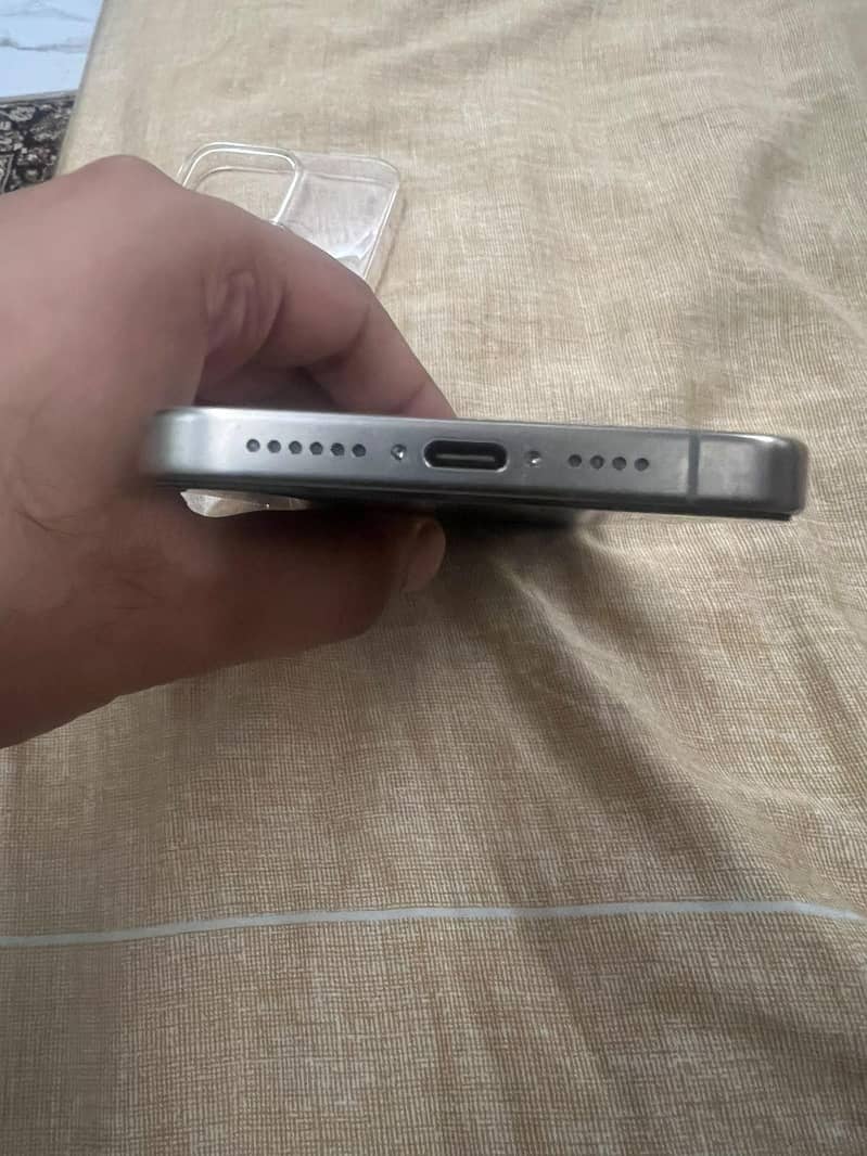 Apple iPhone 16 Pro Max 3