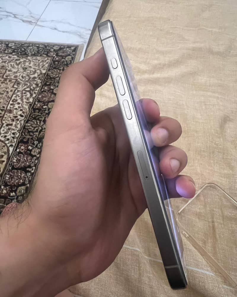 Apple iPhone 16 Pro Max 4