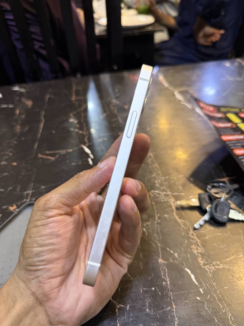 Apple iPhone 12 6