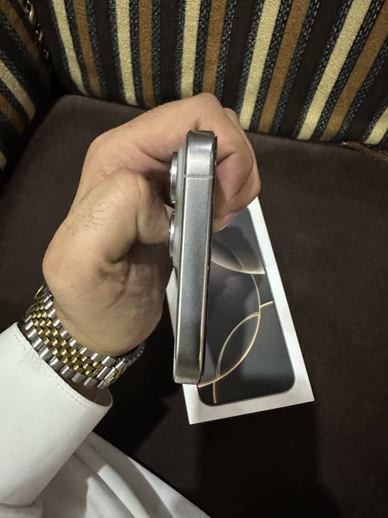 iPhone 16 pro Max 3