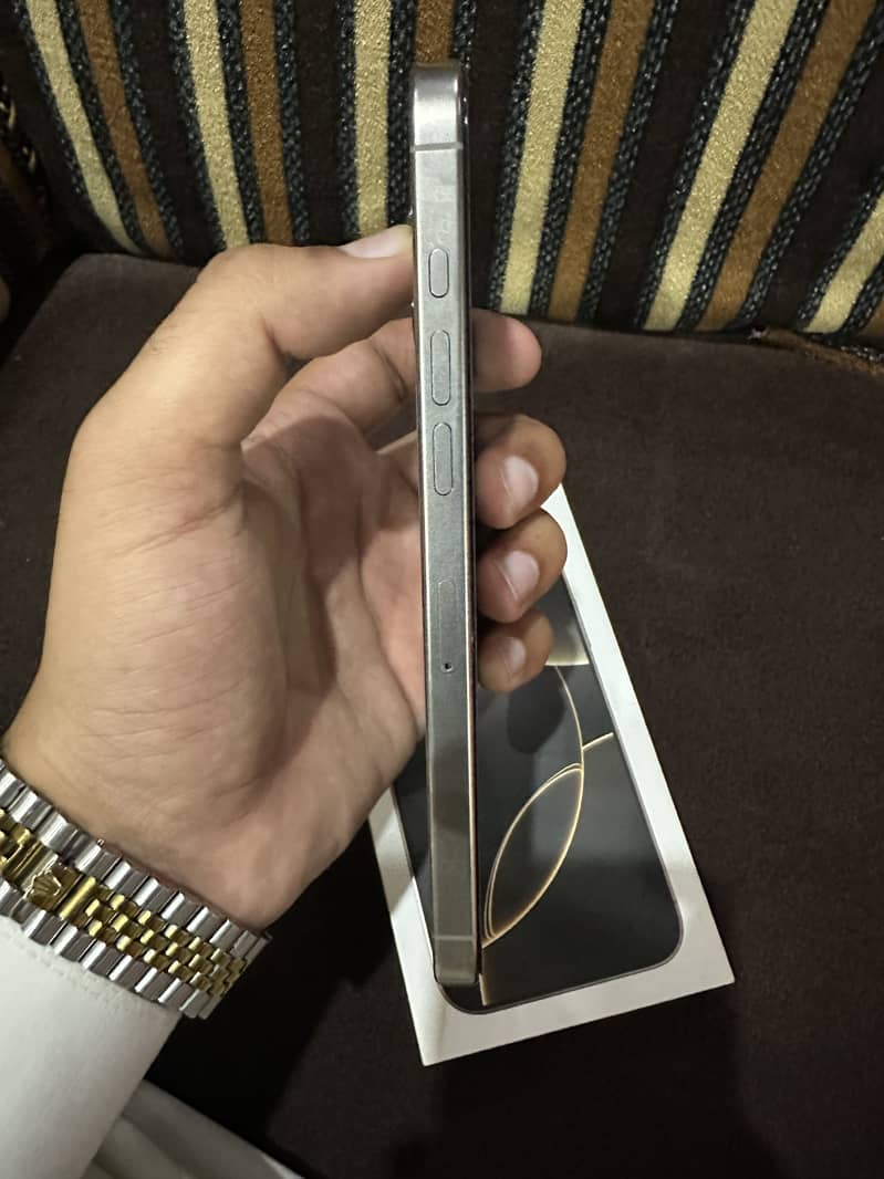 iPhone 16 pro Max 4