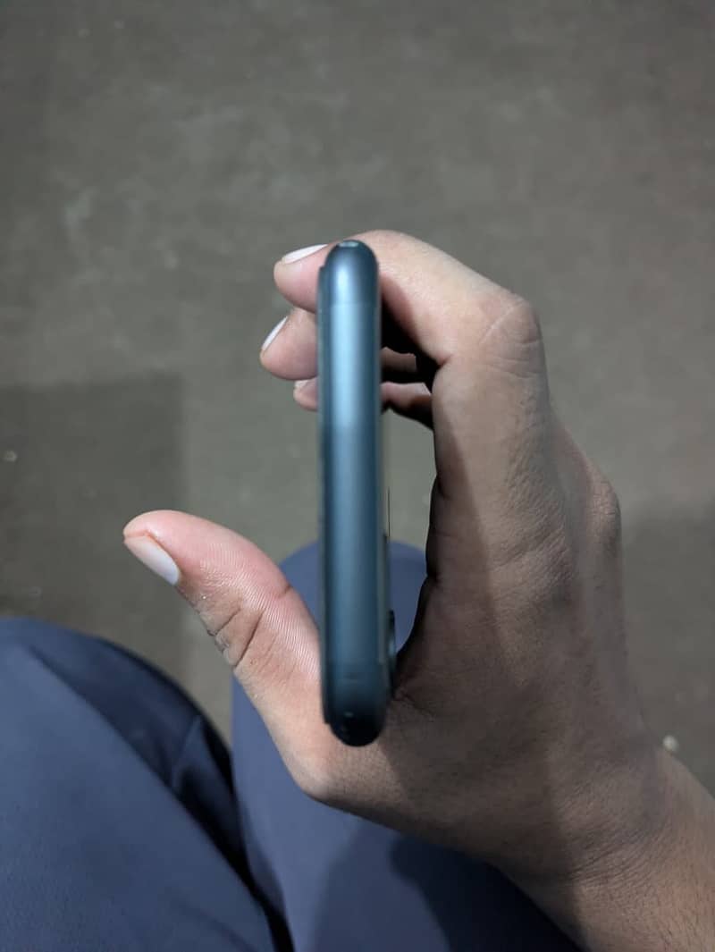 Apple iPhone 11 4