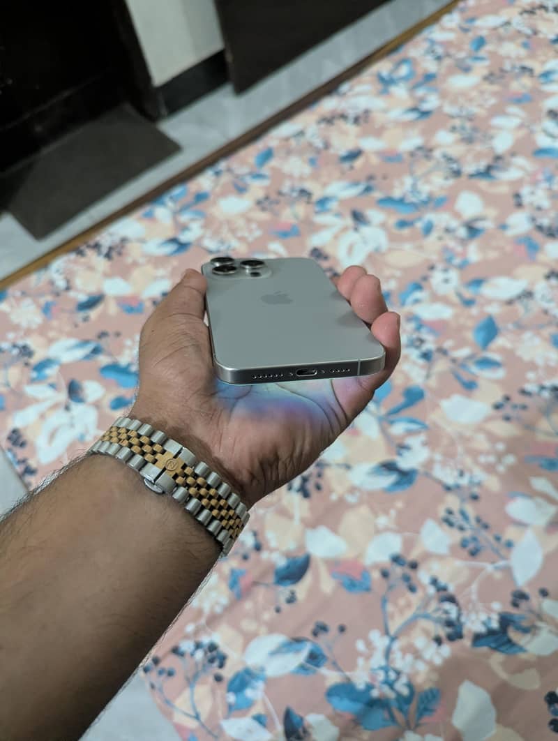 Apple iPhone 15 Pro Max 2