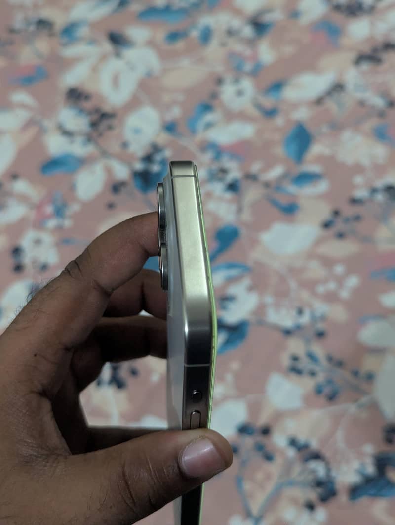 Apple iPhone 15 Pro Max 6