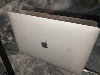 MacBook Pro 2017 tuch bar wali ha