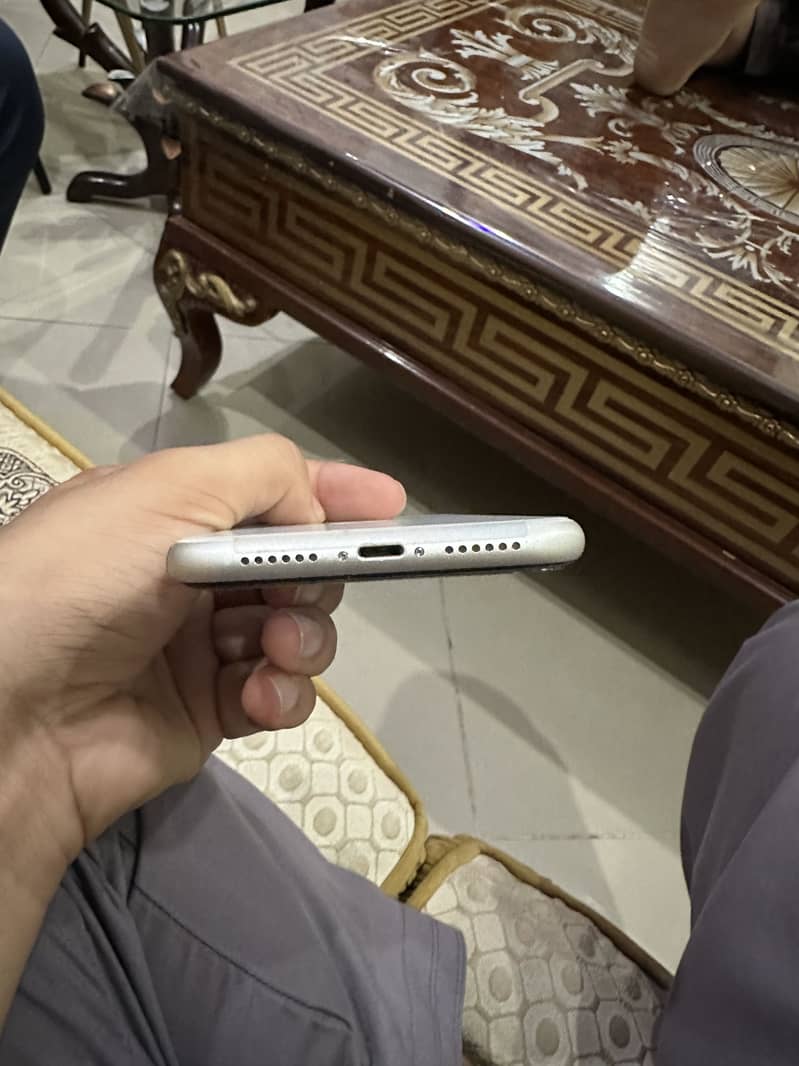 Apple iPhone 11 4