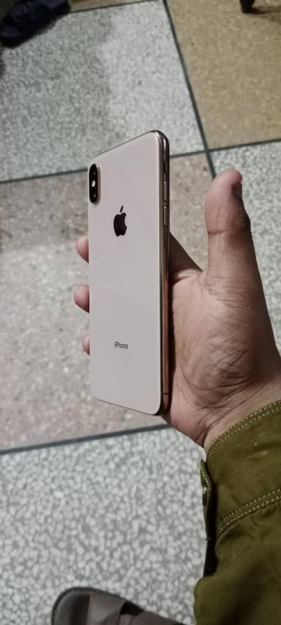 iPhone xs max Gold Color