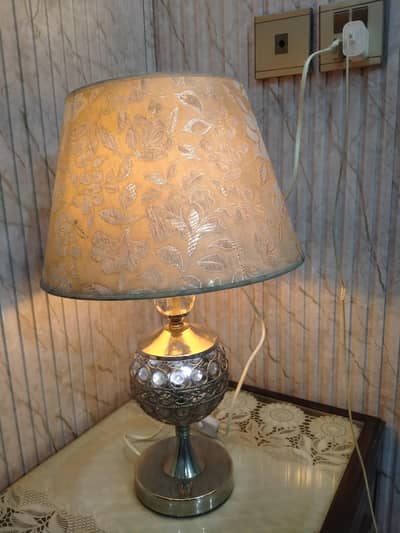 bed's side table lamp