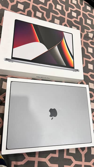 MacBook pro 2021 model 16 inchess with original box