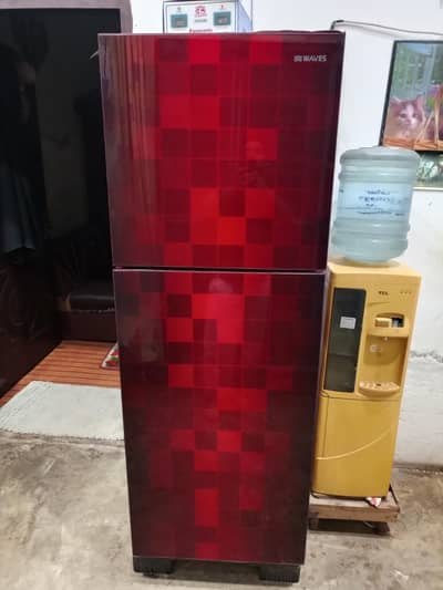 Mashallah bahut acchi condition mein hai glass door