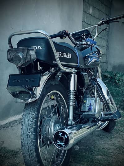 Ya bike ha 22 model ha dabal saman ma Baki bata watsapp par