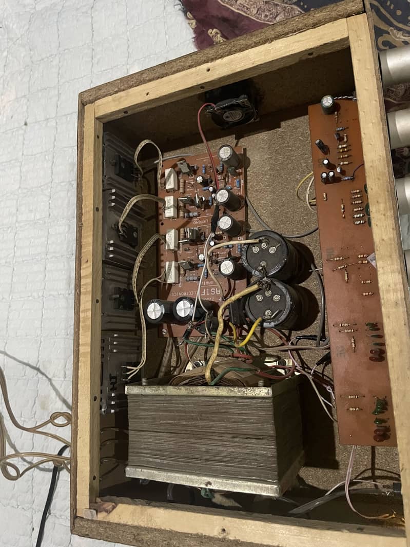 Speakers with amplifier 4