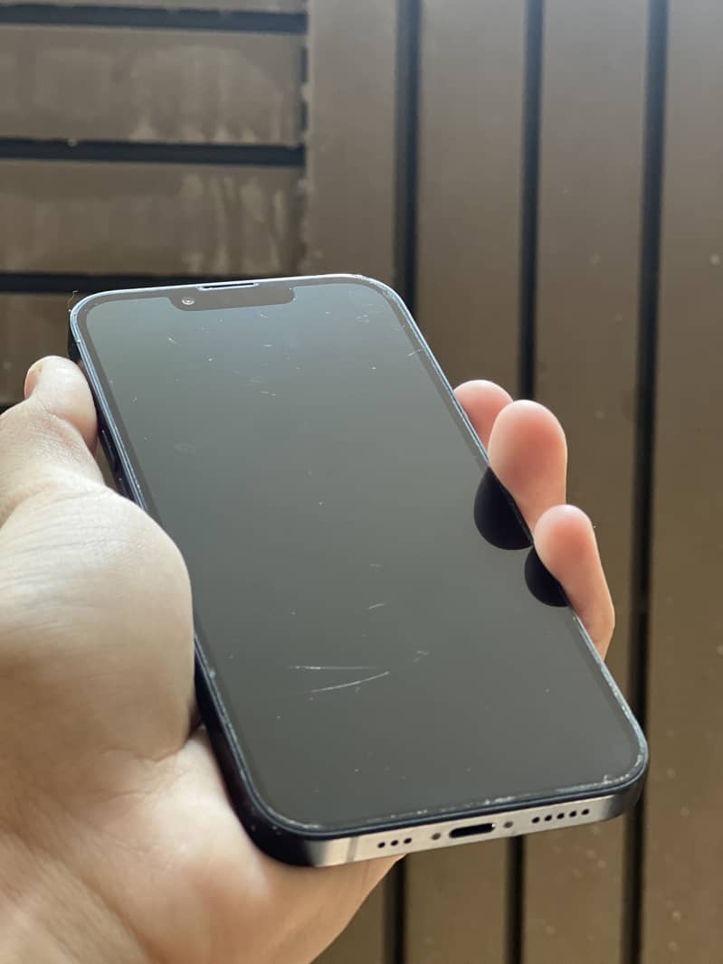 Apple iPhone 13 5