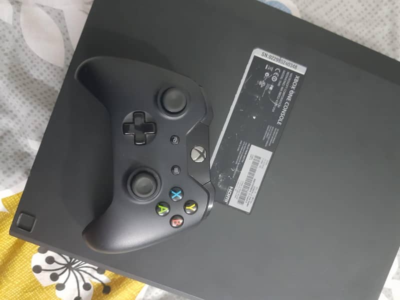 Xbox one with one wireless controller 0