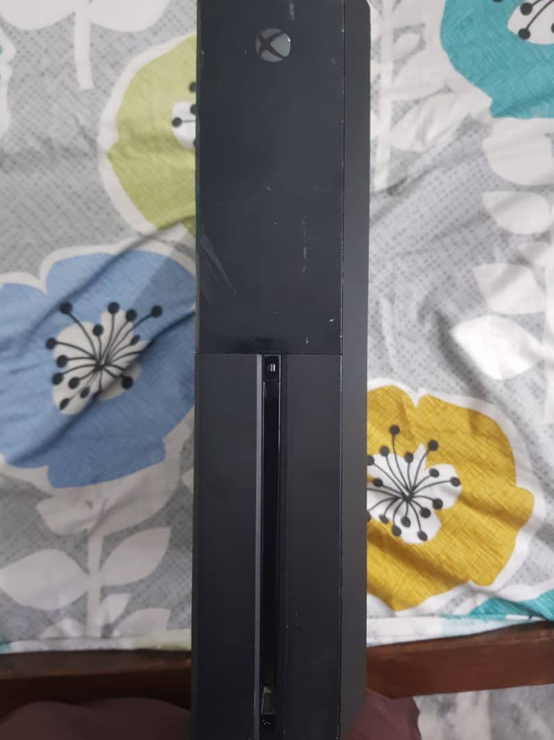 Xbox one with one wireless controller 2