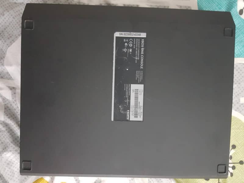 Xbox one with one wireless controller 4