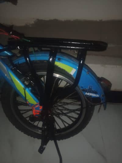 Blue cycle and lighting panels maten Margarets