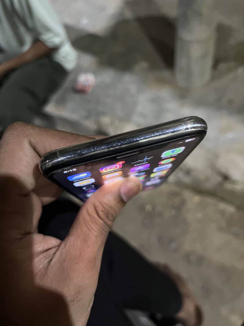 Apple iPhone X 4