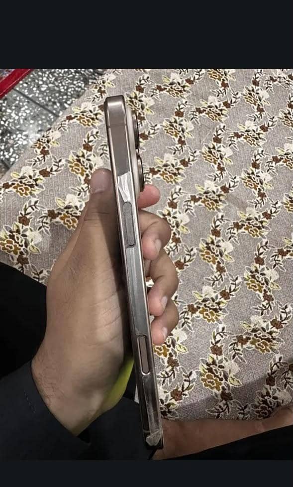 Apple iPhone 16 pro max 4