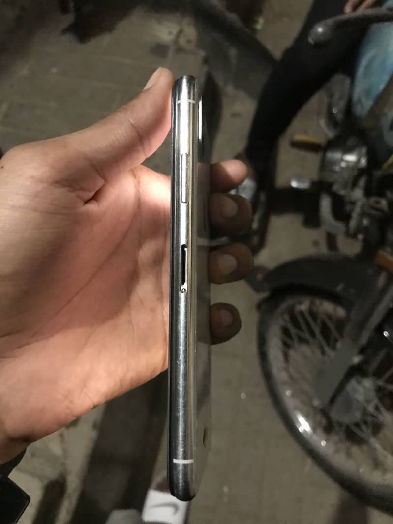 Apple iPhone X 3