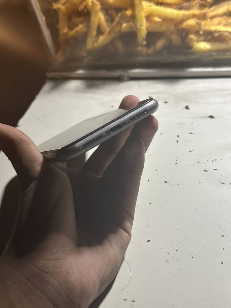 iPhone 11 4