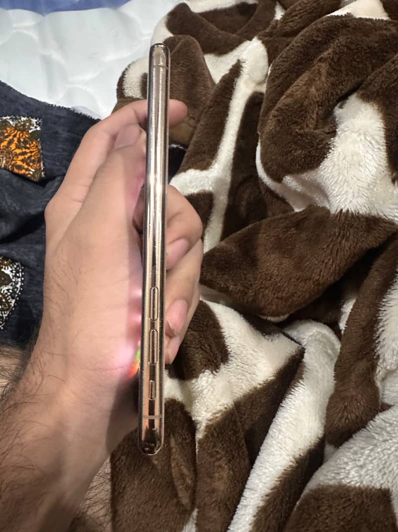 Apple iPhone XS 4