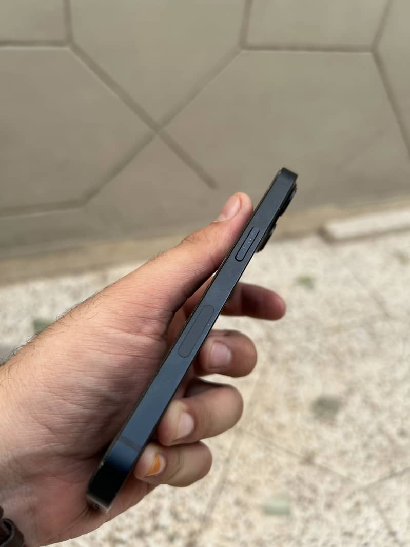 Apple iPhone 13 4