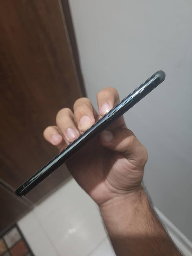 Apple iPhone 11 Pro Max 4