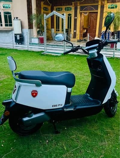 Metro E8S Electric Scooty