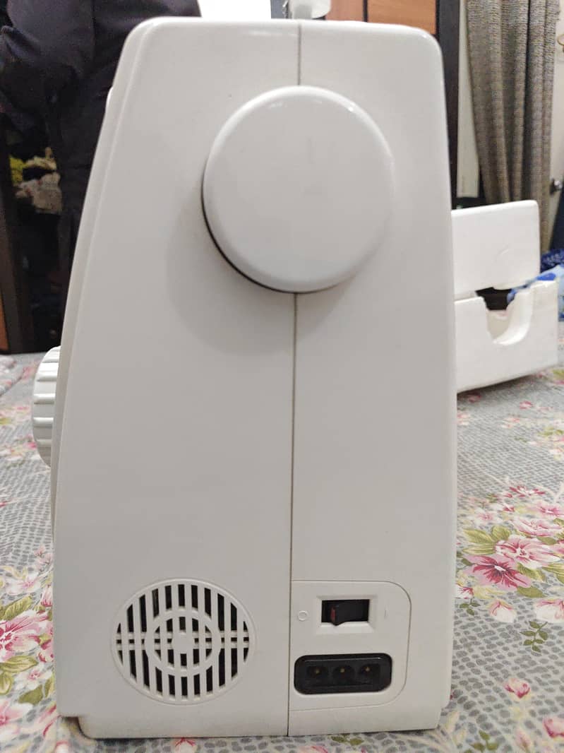 Singer Sewing Machine (Model# 8280) 1