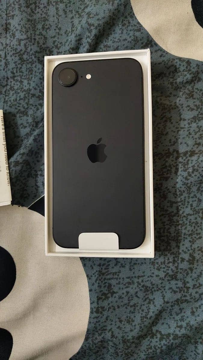 Apple iPhone 16e 1